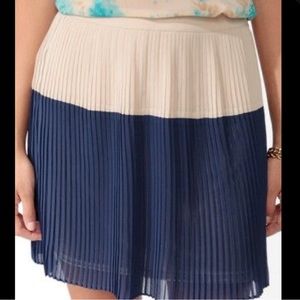 Forever 21  Womens Pleated Double Lined Flowy Skirt Size Medium